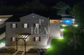 TINJAN-OKOLICA, PREKRASNA VILA S TRI SPAVAĆE SOBE, P+1, BAZEN OD 37 m2, Tinjan, Maison