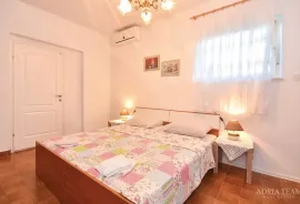 PREUREĐENA KUĆA S BAZENOM U PRVOM REDU DO MORA - SLATINE, ČIOVO, Split - Okolica, Maison