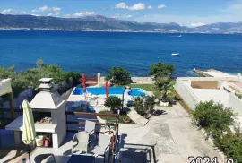 PREUREĐENA KUĆA S BAZENOM U PRVOM REDU DO MORA - SLATINE, ČIOVO, Split - Okolica, Maison