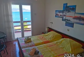 PREUREĐENA KUĆA S BAZENOM U PRVOM REDU DO MORA - SLATINE, ČIOVO, Split - Okolica, House