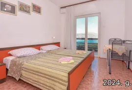 PREUREĐENA KUĆA S BAZENOM U PRVOM REDU DO MORA - SLATINE, ČIOVO, Split - Okolica, Maison