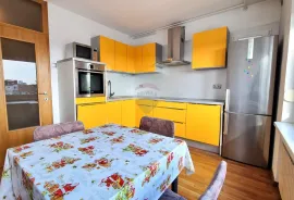 Zagreb, Kvatrić - dvosoban stan s lođom i balkonom, Zagreb, Appartment