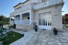 Otok Krk, Porat, 2S+DB, 82 m2,okućnica 348 m2, Malinska-Dubašnica, Stan