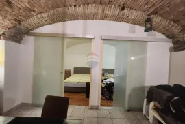 Rijeka, Centar - stan 1s+db i app u adaptiranom suterenu, u naravi 100m2, Rijeka, Appartement