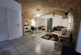 Rijeka, Centar - stan 1s+db i app u adaptiranom suterenu, u naravi 100m2, Rijeka, Appartement