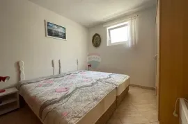 Krk,Pinezići,samostojeća kuća 110 m2,visoko prizemlje, Krk, Casa