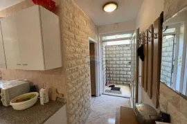 Krk,Pinezići,samostojeća kuća 110 m2,visoko prizemlje, Krk, Casa