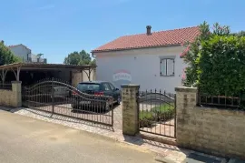 Krk,Pinezići,samostojeća kuća 110 m2,visoko prizemlje, Krk, Casa