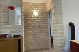 Krk,Pinezići,samostojeća kuća 110 m2,visoko prizemlje, Krk, Casa