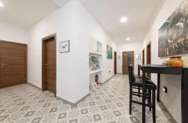 PULA, CENTAR, renovirani 4SS stan + parking, Pula, Apartamento