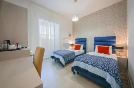 PULA, CENTAR, renovirani 4SS stan + parking, Pula, Apartamento