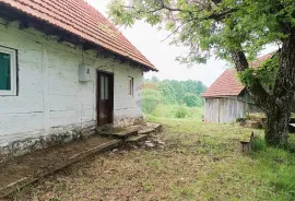 Karlovačka županija , Tržić Primišljanski - autohona kuća sa okućnicom 28 666 m2, Slunj, Famiglia