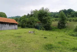 Karlovačka županija , Tržić Primišljanski - autohona kuća sa okućnicom 28 666 m2, Slunj, Famiglia