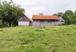 Karlovačka županija , Tržić Primišljanski - autohona kuća sa okućnicom 28 666 m2, Slunj, Famiglia