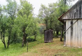 Karlovačka županija , Tržić Primišljanski - autohona kuća sa okućnicom 28 666 m2, Slunj, Famiglia