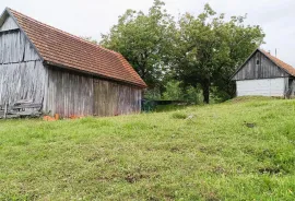 Karlovačka županija , Tržić Primišljanski - autohona kuća sa okućnicom 28 666 m2, Slunj, Famiglia