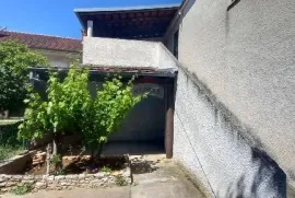 Istra,Pula predgrađe-kuća s dvorištem, Pula, Haus