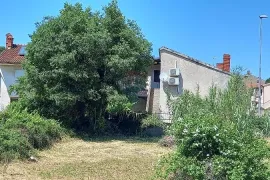 Istra,Pula predgrađe-kuća s dvorištem, Pula, Haus