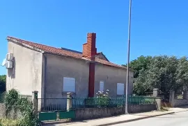 Istra,Pula predgrađe-kuća s dvorištem, Pula, Haus