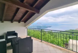 OPATIJA,BREGI- kuća 395.45 m2 na parceli 860 m2 sa pogledom na more, Matulji, Σπίτι