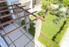 OTOK KRK, MALINSKA - apartmanska kuća s 9 apartmana i bazenom, Malinska-Dubašnica, Casa