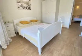 OTOK KRK, MALINSKA - apartmanska kuća s 9 apartmana i bazenom, Malinska-Dubašnica, Casa