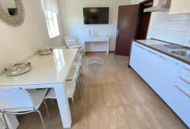 OTOK KRK, MALINSKA - apartmanska kuća s 9 apartmana i bazenom, Malinska-Dubašnica, Casa