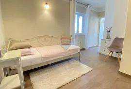 OTOK KRK, MALINSKA - apartmanska kuća s 9 apartmana i bazenom, Malinska-Dubašnica, Casa