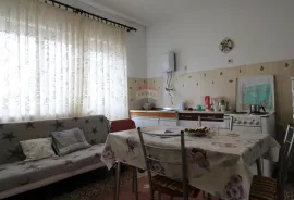 Pula, Monte Zaro, prodaje se dvosoban stan na drugom katu, Pula, Apartamento