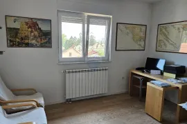 Obiteljska Kuća, Vrapče 460 m2 s prekrasnim parkom, Zagreb, House