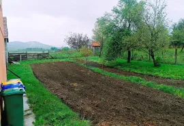 Karlovačka županija , Plaški - Kuća sa okućnicom, Plaški, Casa