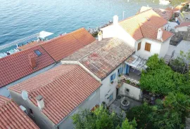 Otok Cres,Valun,stara primorska kuća,127 m2,10 m od mora, Cres, Haus