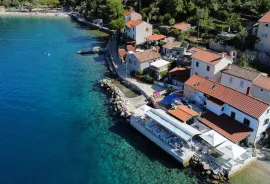 Otok Cres,Valun,stara primorska kuća,127 m2,10 m od mora, Cres, Haus