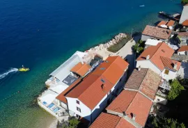 Otok Cres,Valun,stara primorska kuća,127 m2,10 m od mora, Cres, Haus