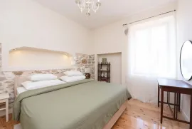 Stan u kamenoj zgradi, 100 m od mora, 105 m2 stambeno + terasa, Zadar, Appartment