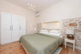 Stan u kamenoj zgradi, 100 m od mora, 105 m2 stambeno + terasa, Zadar, Appartment