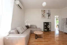 Stan u kamenoj zgradi, 100 m od mora, 105 m2 stambeno + terasa, Zadar, Appartment