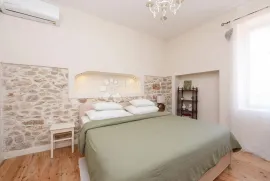 Stan u kamenoj zgradi, 100 m od mora, 105 m2 stambeno + terasa, Zadar, Appartment