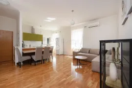 Stan u kamenoj zgradi, 100 m od mora, 105 m2 stambeno + terasa, Zadar, Appartment