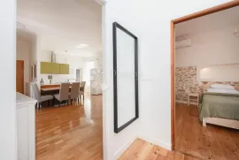 Stan u kamenoj zgradi, 100 m od mora, 105 m2 stambeno + terasa, Zadar, Appartment