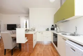 Stan u kamenoj zgradi, 100 m od mora, 105 m2 stambeno + terasa, Zadar, Appartment