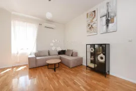 Stan u kamenoj zgradi, 100 m od mora, 105 m2 stambeno + terasa, Zadar, Appartment