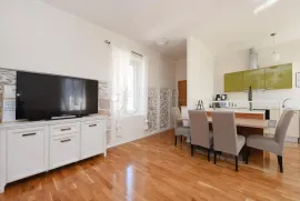 Stan u kamenoj zgradi, 100 m od mora, 105 m2 stambeno + terasa, Zadar, Appartment