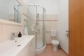 Stan u kamenoj zgradi, 100 m od mora, 105 m2 stambeno + terasa, Zadar, Appartment