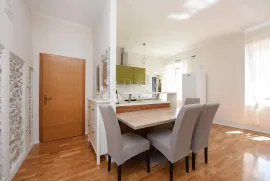 Stan u kamenoj zgradi, 100 m od mora, 105 m2 stambeno + terasa, Zadar, Appartment