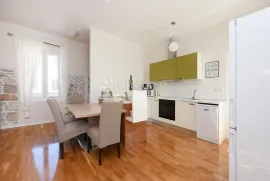 Stan u kamenoj zgradi, 100 m od mora, 105 m2 stambeno + terasa, Zadar, Appartment