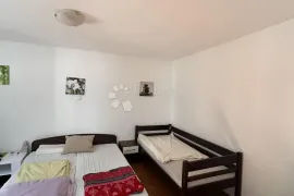 PRODAJE SE DVOJNA KUĆA U SABUNIKAMA SA 3 APARTMANA, Privlaka, Дом