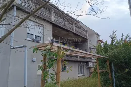 Malinska, 3 stana, parking pogled na more,, Malinska-Dubašnica, Casa