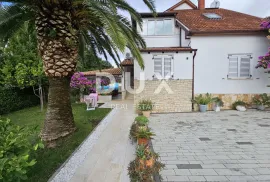 ISTRA, PJEŠČANA UVALA - Prekrasna apartmanska vila na par koraka do plaže!, Medulin, Casa