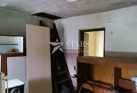 Ogulin - Starije imanje za adaptaciju, Ogulin, House